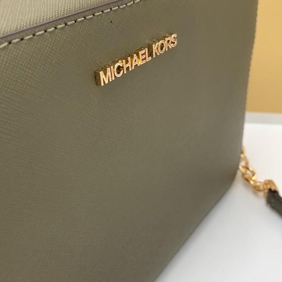 Michael Kors Jet Set Item Large East West Zip Crossbody Leather Olive
NWT - Picture 8 of 16